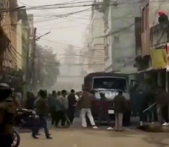 वीरगञ्जको आदर्शनगरमा सुरक्षाकर्मी र व्यापारीबीच झडप : एक सशस्त्र प्रहरी घाइते, गोदाममा छापा