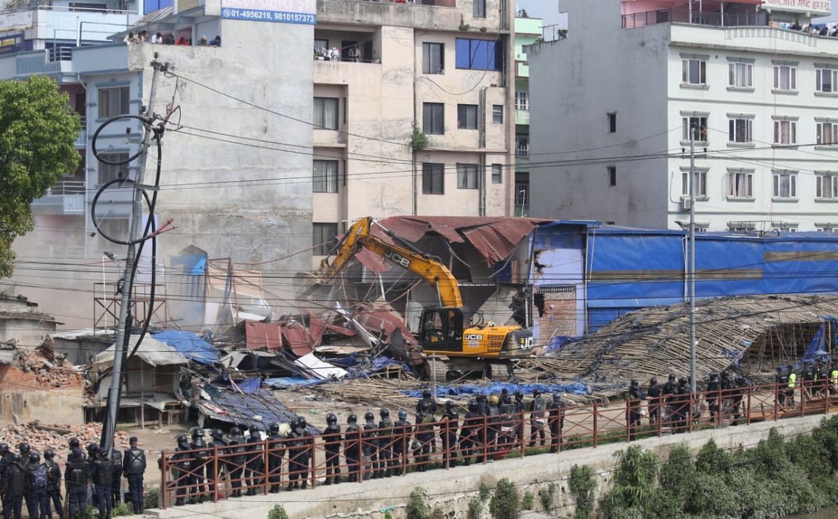 बालाजु र माछापोखरी क्षेत्रका बस्तीमा पनि चल्याे डोजर